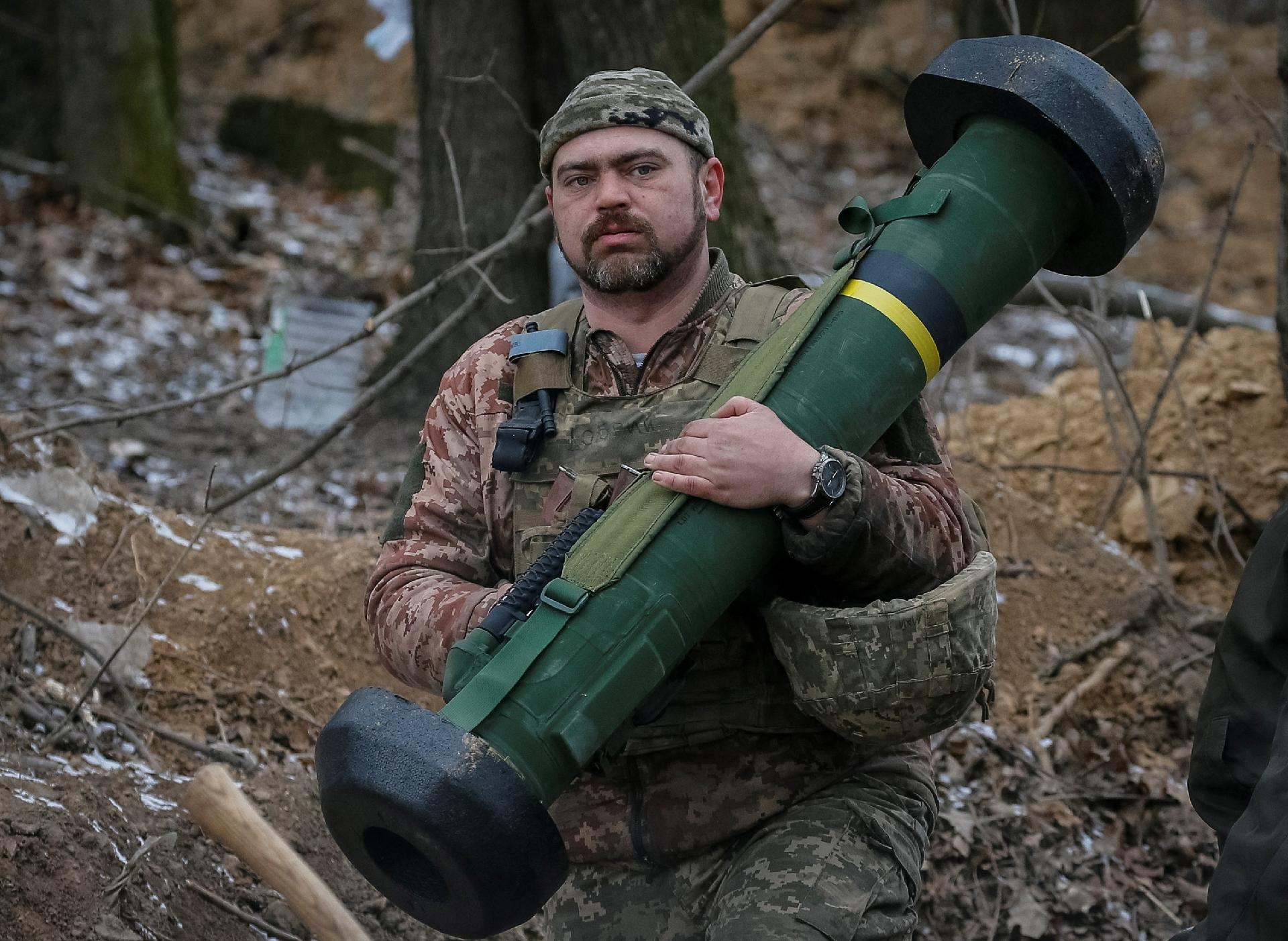 13.mar.2022 - A member of the Ukrainian service carries a Javelin missile system at a frontline position in the northern Kyiv region - GLEB GARANICH/REUTERS