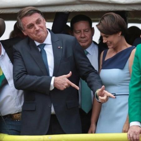 Bolsonaro, com Michelle, em palanque em Brasília nas comemorações do 7 de Setembro - Reuters