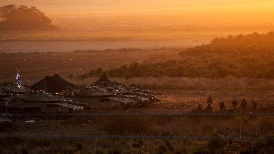Formação de tanques israelenses está posicionada perto da fronteira com a Faixa de Gaza, no sul de Israel