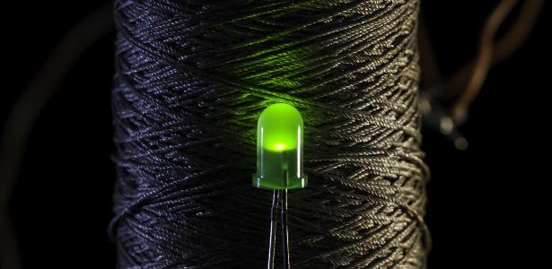 Roupas tecnológicas geram calor, recarregam celular e viram tela 'touch'