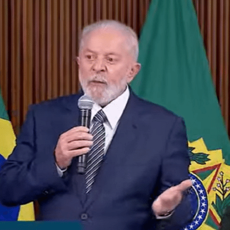 Lula em discurso no início de reunião ministerial Lula em discurso no início de reunião ministerial