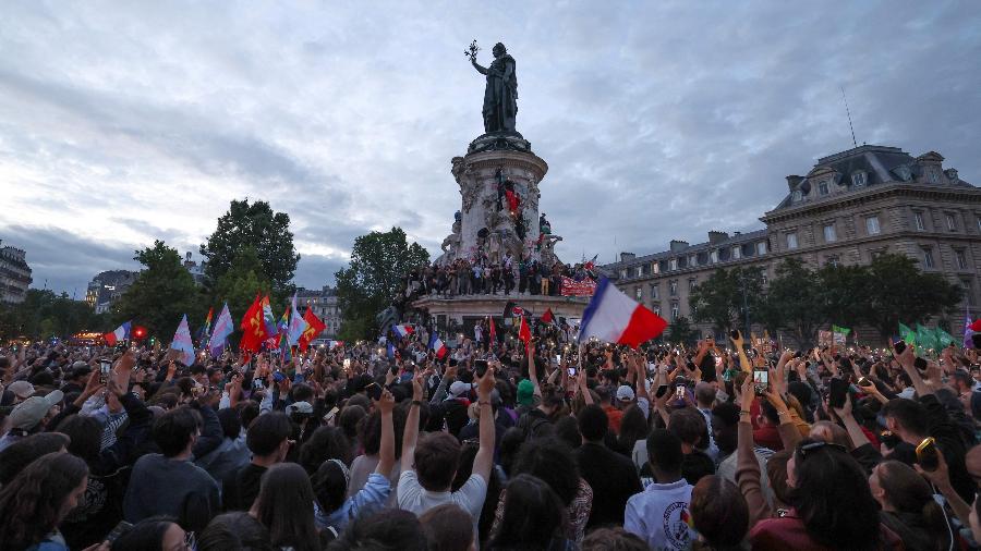 7.jul.2024 - Manifestantes em Paris comemoram resultado das eleições legislativas na França