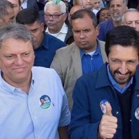 Tarcísio de Freitas e o capitão Diogo Costa Cangerana, afastado por suspeita de envolvimento em esquema do PCC, durante agenda pública do governador