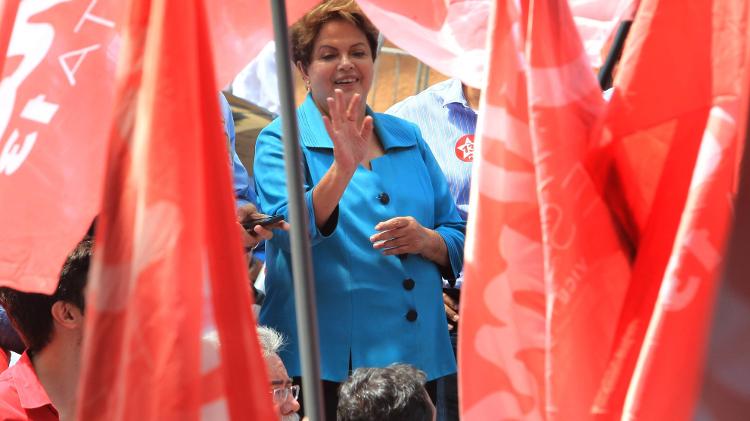 A então presidente Dilma Roussef veste azul em campanha pela reeleição durante carreata em Uberaba (MG) A então presidente Dilma Roussef veste azul em campanha pela reeleição durante carreata em Uberaba (MG)