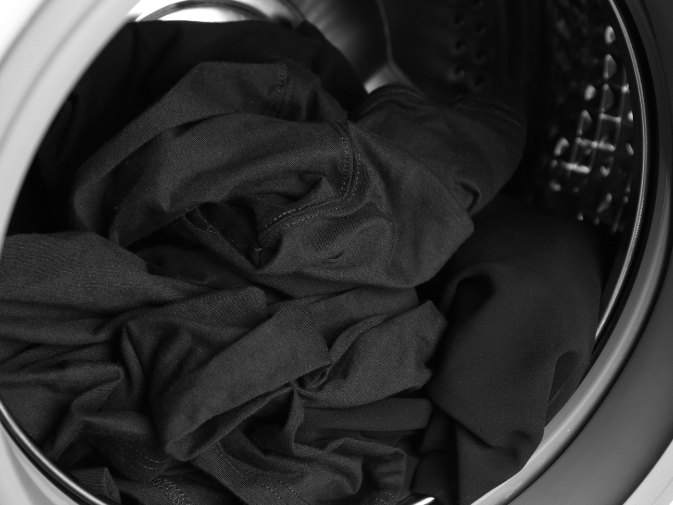 Como evitar fiapos em roupas pretas durante a lavagem? Aprenda truque