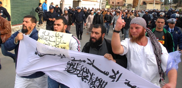 18.jan.2013 - Islamitas protestam contra decisão tomada pelo presidente Abdelaziz Bouteflika para permitir que caças franceses possam voar no espaço aéreo da Argélia - AFP