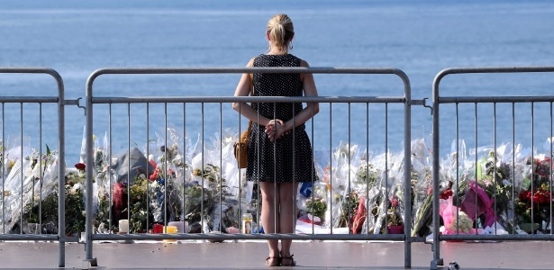 Mulher observa memorial improvisado em homenagem às vítimas do ataque com caminhão em Nice, na França - Valery Hache/ AFP