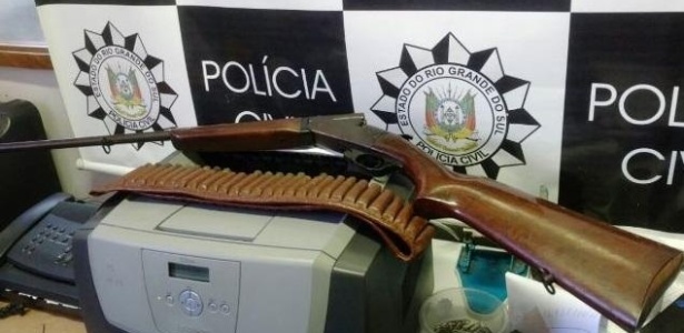 Arma encontrada na casa do prefeito eleito de Monte Belo do Sul, Adenir José Dallé (PMDB), que está sendo investigado por irregularidades ocorridas na sua administração anterior