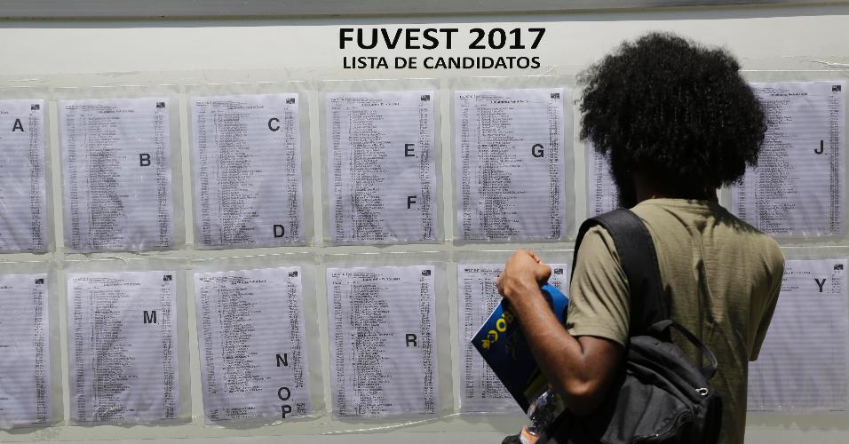 27.nov.2016 - Estudantes se preparam para a primeira fase da Fuvest 2017 durante a manhã deste domingo no colégio Dante Alighieri, próximo à Avenida Paulista. Mais de 136 mil estudantes estão inscritos para a prova que seleciona calouros para a maior parte das vagas de graduação da Universidade de São Paulo.