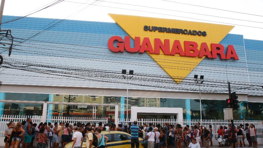 20.out.2017 - Fila em frente à loja do Supermercado Guanabara, no Rio de Janeiro 