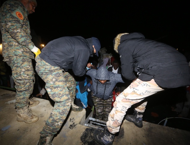 Imigrantes são resgatados na costa da Líbia em janeiro de 2018 - Mahmud Turkia/AFP