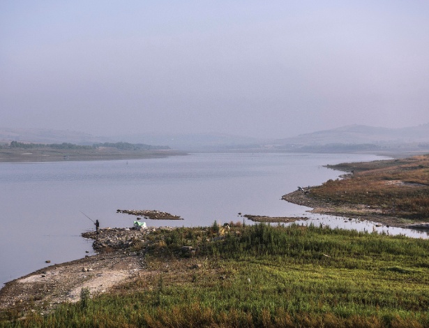 Pescadores no vale do rio Sazlidere, que desapareceria com a construção de um canal entre o Mar de Mármara e o Mar Negro, a oeste de Istambul - Sergey Ponomarev/The New York Times