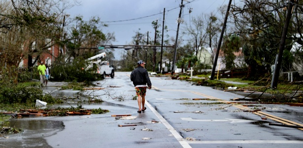 Furacão Michael derrubou árvores e destruiu casas em Panama City, na Flórida - Brendan Smialowski/AFP
