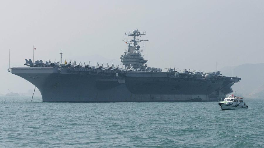 23.dez.2004 - imagem de arquivo mostra o USS Abraham Lincoln ancorado em Hong Kong - Samantha Sin/AFP