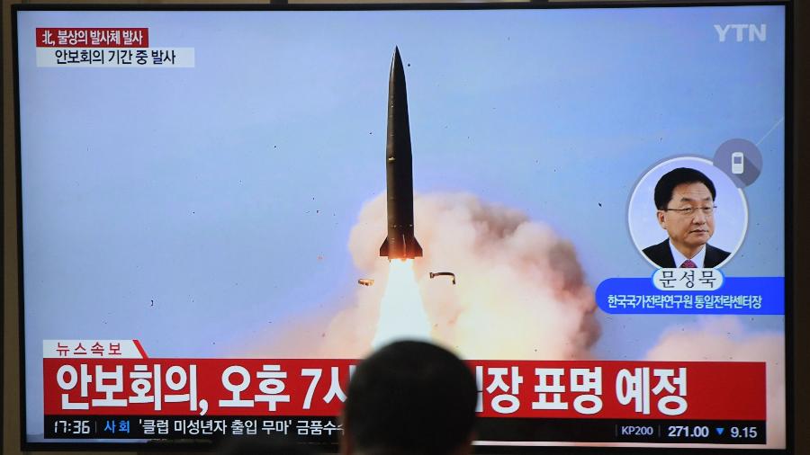9.mai.2019 - Pessoas assistem a um telejornal mostrando filmagens de projéteis da Coreia do Norte, em uma estação de trem em Seul - Jung Yeon-je/AFP