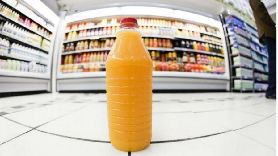 Dos laranjais às prateleiras de supermecados no exterior, o suco brasileiro percorre um longo caminho - Getty Images