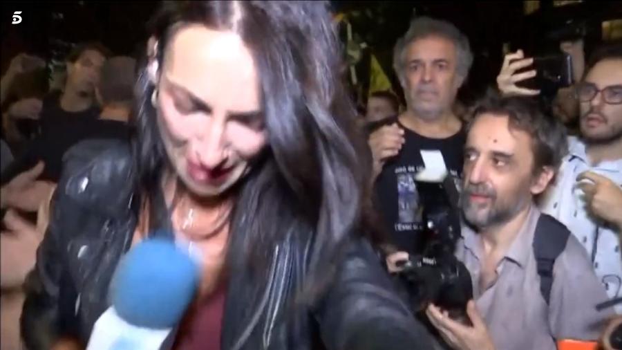 A repórter Laila Jiménez foi empurrada e insultada enquanto cobria manifestação em Barcelona - Reprodução/Telecinco