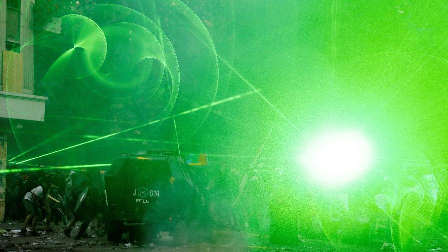 Lasers têm sido usados por manifestantes para combater repressão policial no Chile - Ivan Alvarado/Reuters