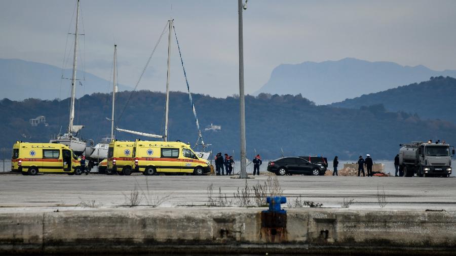 11.jan.2020 - Ambulncias no porto de Preveza, na Grcia, recebem corpos de imigrantes aps barco naufragar - Giorgos Efstathiou/Xinhua