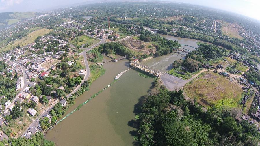 Foto aérea mostra poluição da água em ponto de captação na ETA do Rio Guandu na Baixada Fluminense - Divulgação/Comitê Guandu