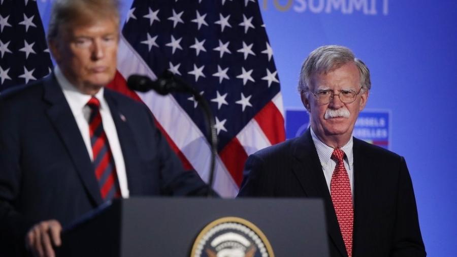 John Bolton (dir.), em foto de 2018 com o presidente, acumulava discordâncias com Trump sobre como conduzir a política externa - Sean Gallup