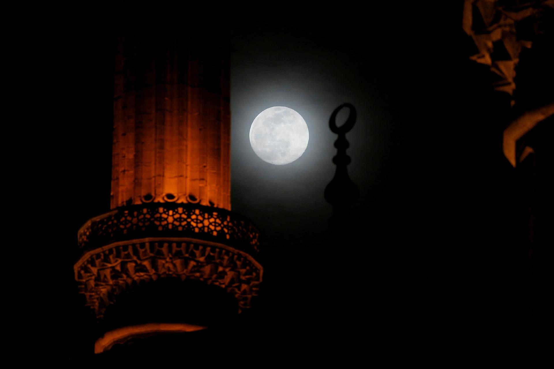 A superlua vista da Mesquita Selimiye, Turquia, 08/032020. REUTERS/Huseyin Aldemir - HUSEYIN ALDEMIR/REUTERS