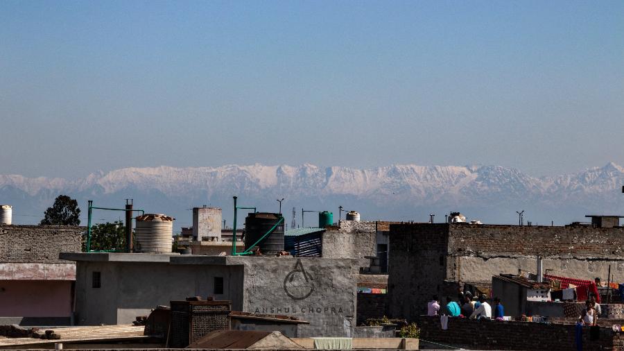 Vista da cidade de Jalandhar da montanha Dhauladhar - Reprodução/Twitter @anshulchopraa