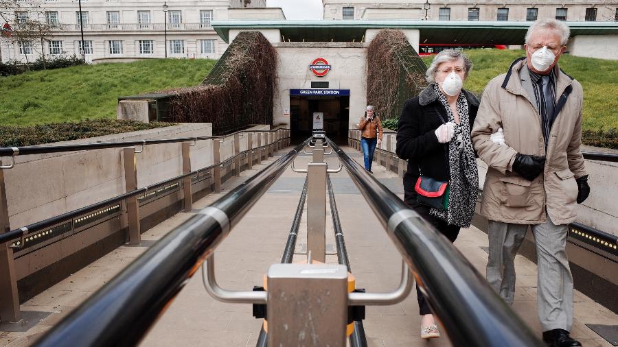 20.mar.2020 - Casal de idosos caminhando em Londres, na Inglaterra, durante pandemia do coronavírus - NurPhoto via Getty Images