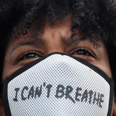 Manifestante usa máscara com a frase "Não consigo respirar" - EVA PLEVIER/REUTERS