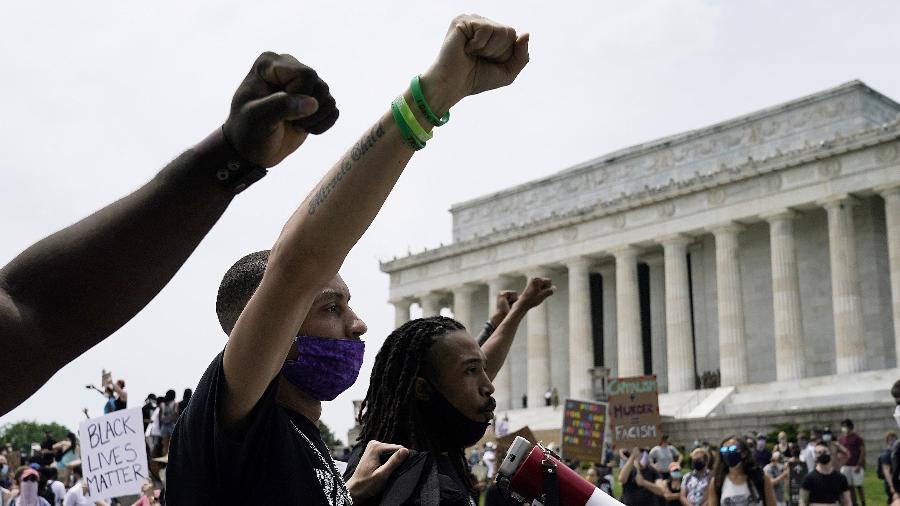 6.jun.2020 - Em Washington, D.C., nos Estados Unidos, manifestantes marcharam durante um protesto contra a morte de George Floyd e o racismo - Drew Angerer/AFP