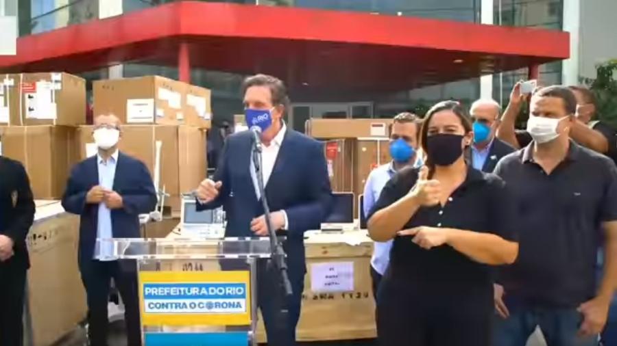Crivella discursa em porta de hospital no Rio com caixas de equipamentos empilhadas na calçada em 23 de junho - Reprodução/ Facebook