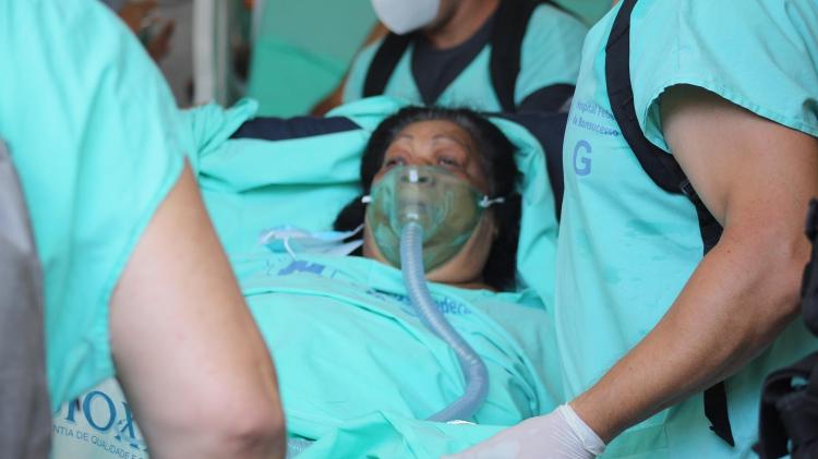 Oct 27, 2020 - Patients wait after being taken out of the unit that caught fire - Caio Basilio / Futura Press / Estadão Content - Caio Basilio / Futura Press / Estadão Content