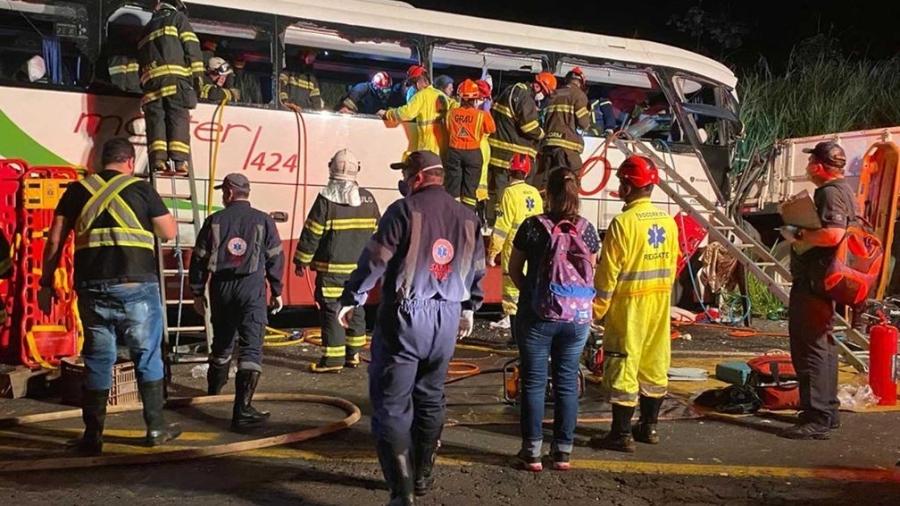 Bombeiros socorrem vítimas de acidente envolvendo um ônibus de turismo e um caminhão, perto da cidade de Parapuã, no interior de São Paulo - Reprodução