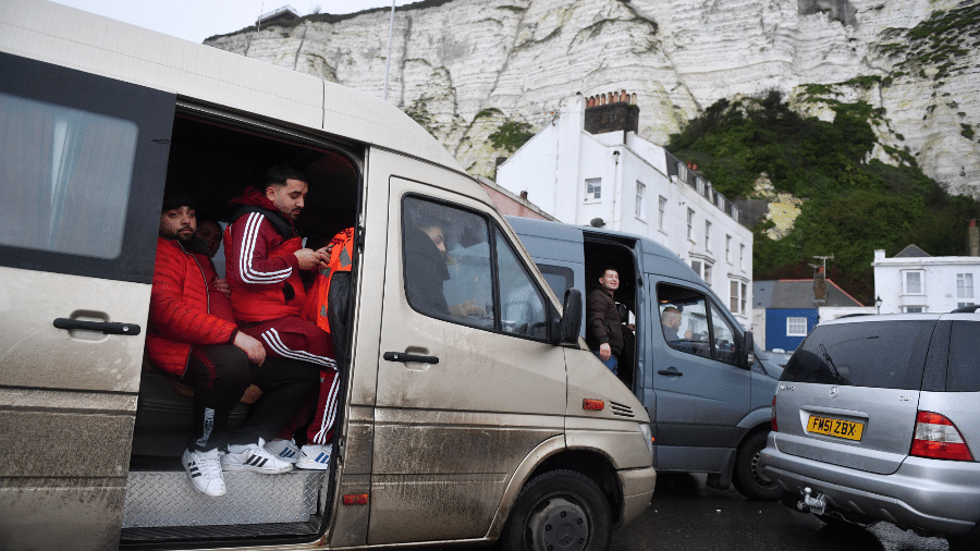23.dez.2020 - Passageiros da Romênia aguardam na fila tentando entrar no porto de Dover, em Kent, sudeste da Inglaterra, depois que o Reino Unido e a França firmaram um protocolo para reabrir a fronteira para cargas acompanhadas que chegam ao país francês do Reino Unido - JUSTIN TALLIS / AFP