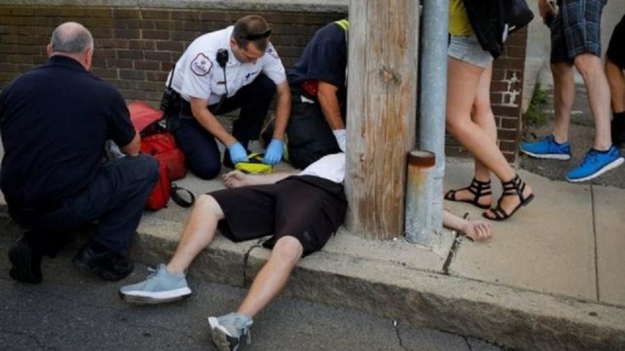 Vítima de overdose sendo atendida por paramédicos nos arredores de Boston, em foto de 2017; novo recorde de casos é esperado nos EUA neste ano, sob aparente influência da pandemia do coronavírus - Reuters