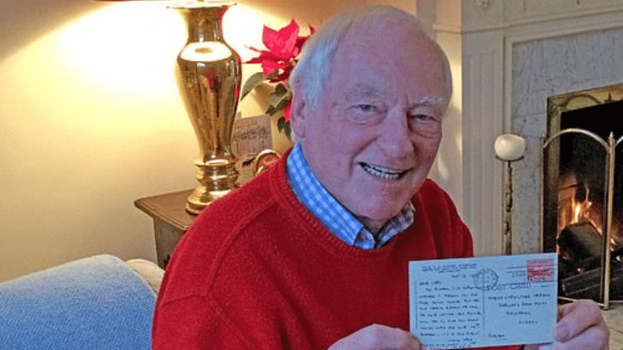Chris com a correspondência, datada de 1955, em mãos - Reprodução/Chris Hermon