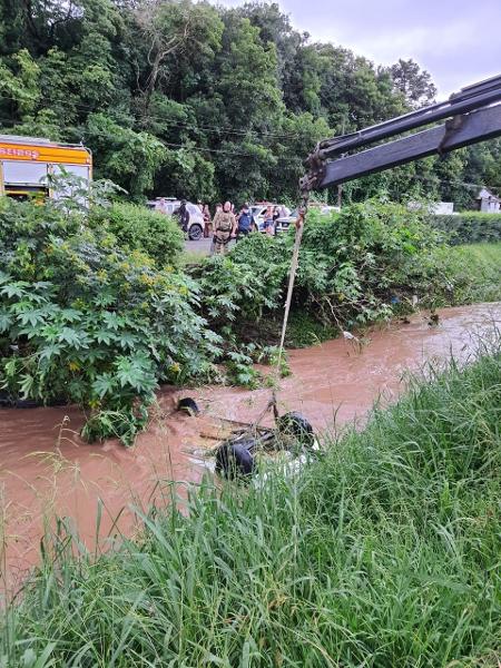 Natália Oliveira Rosa teria perdido o controle do carro e caído no rio - CBM de Lages/Divulgação