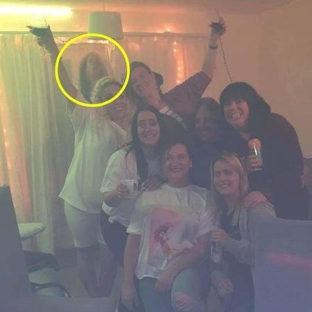 Rebecca Glassborow e seu grupo de amigos em foto assustadora - Divulgação/Rebecca Glassborow
