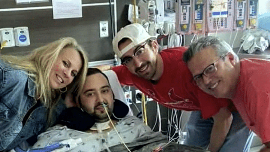 Blake recebe a visita de parentes no hospital, onde ainda está internado, após passar pelo transplante - Reprodução/WSB