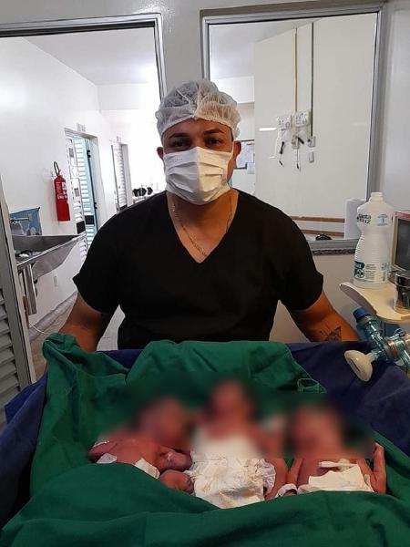 O médico Alexandre Ribeiro ao lado dos bebês, que nasceram prematuros - Arquivo pessoal