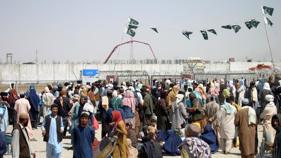2.set.2021 - Pessoas se reúnem no ponto de passagem do Portão da Amizade na cidade de Chaman, na fronteira entre o Paquistão e o Afeganistão, - Saeed Ali Achakzai/Reuters