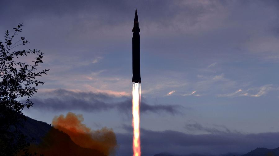 O míssil hipersônico recém-desenvolvido Hwasong-8 é testado pela Academia de Ciências da Defesa da Coreia do Norte em Toyang-ri - KCNA via REUTERS 