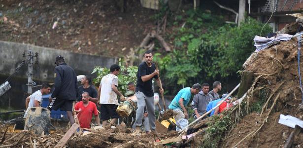 Moradores ajudam na busca por desaparecidos vítimas de deslizamento de terra em encosta após temporal que destruiu quase uma centena de casas e o parte do centro hsitórico de Petrópolis