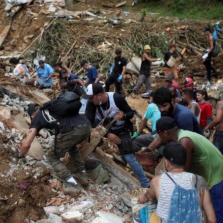 17.fev.2022 - População trabalha na remoção dos escombros no Morro da Oficina, em Petrópolis (RJ) - Ricardo Moraes/Reuters