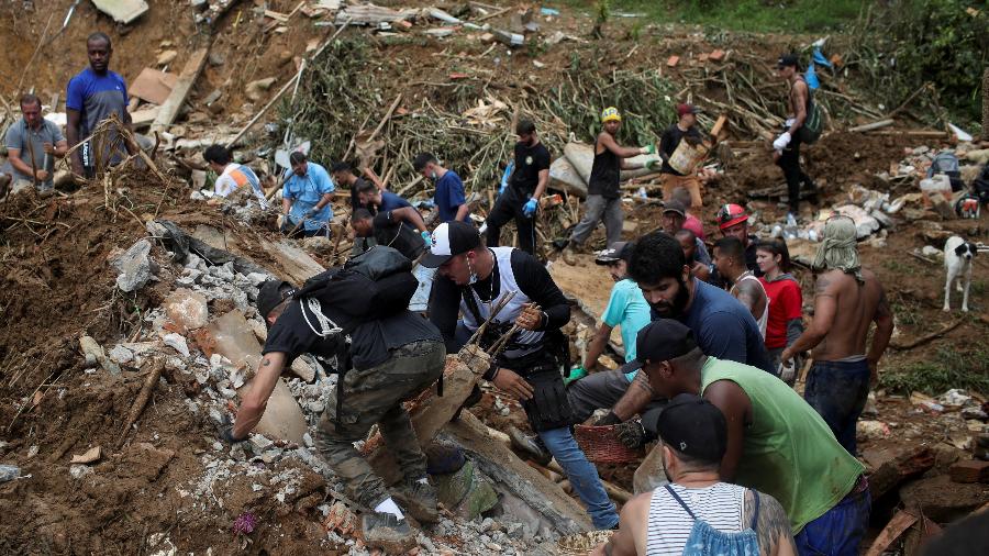 17.fev.2022 - População trabalha na remoção dos escombros no Morro da Oficina, em Petrópolis (RJ) - Ricardo Moraes/Reuters