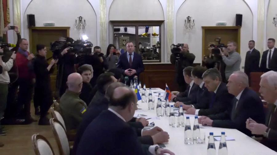 28.fev.2022 - As delegações de Ucrânia e Rússia antes de iniciar reunião, que não chegou em acordo - BelTA/Reuters