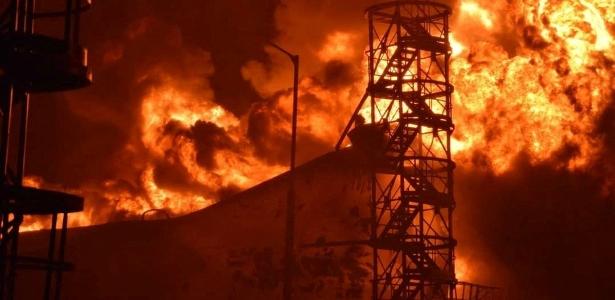 29.mar.2022 - Instalações de armazenamento de combustível em chamas atingidas por mísseis de cruzeiro na região de Rivne