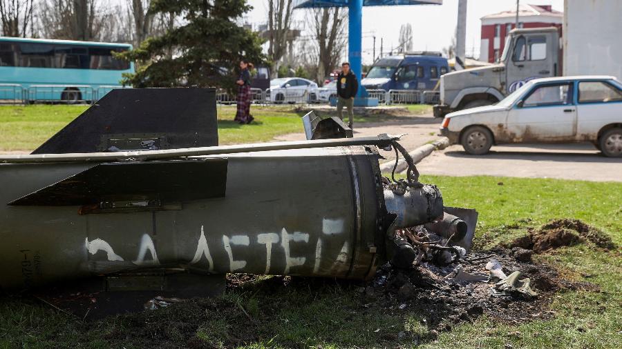8.abr.2022 - Os restos de um míssil com a expressão, em russo, "para nossos filhos" pintada são vistos no chão após um ataque a uma estação ferroviária na cidade de Kramatorsk - Anatolii Stepanov/AFP