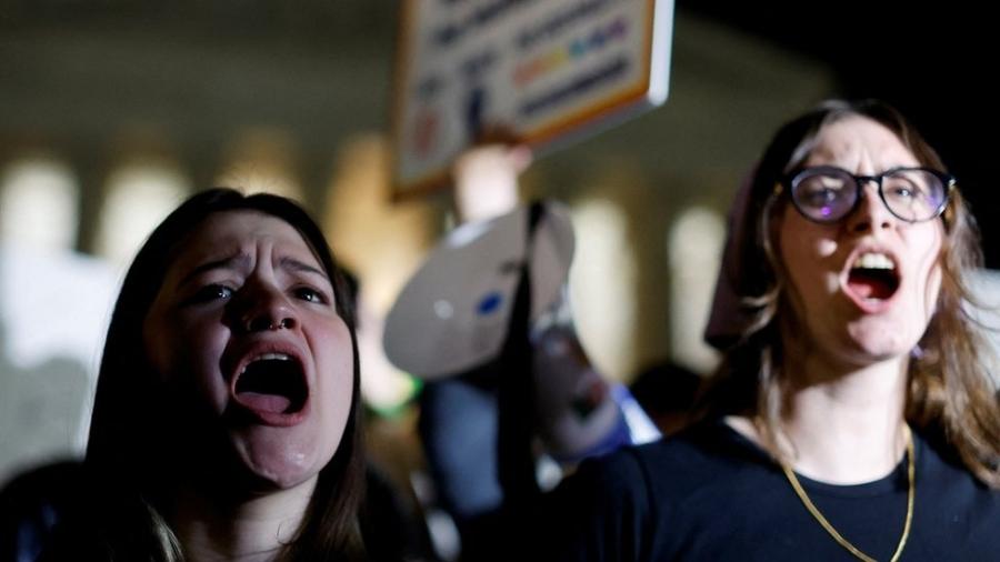 O vazamento provocou protestos contra e a favor do direito ao aborto do lado de fora da Suprema Corte na noite de segunda-feira - REUTERS