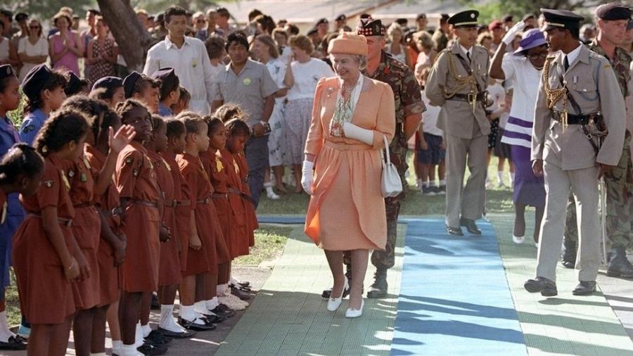 A rainha visitou Belize em 1994; país discute hoje se deve seguir na Commonwealth - PA MEDIA